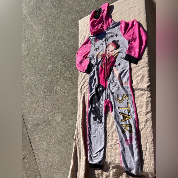 JoJo Siwa Other - JoJo “Be Your Own Star” pajama onesie (M)